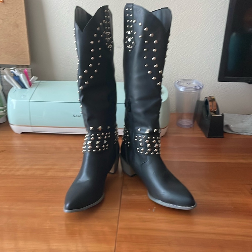 Unbranded boot size 38 on the bottom in US 7 1/2 black with dazzle new